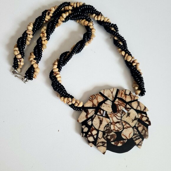 Vintage necklace with large lion head design. Retro jewelry 1970s-1980s. - Picture 1 of 6